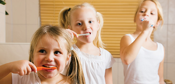 kids brushing teeth